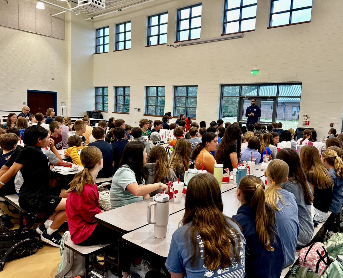 MENTORING STUDENTS 🏀📚: Johni Broome, the All-American Basketball player for the Auburn Tigers, was a special guest speaker this morning at J.F. Drake Middle School! 🐅 Click the Link Tree in our bio to see more on #AuburnCitySchools Facebook or Instagram!