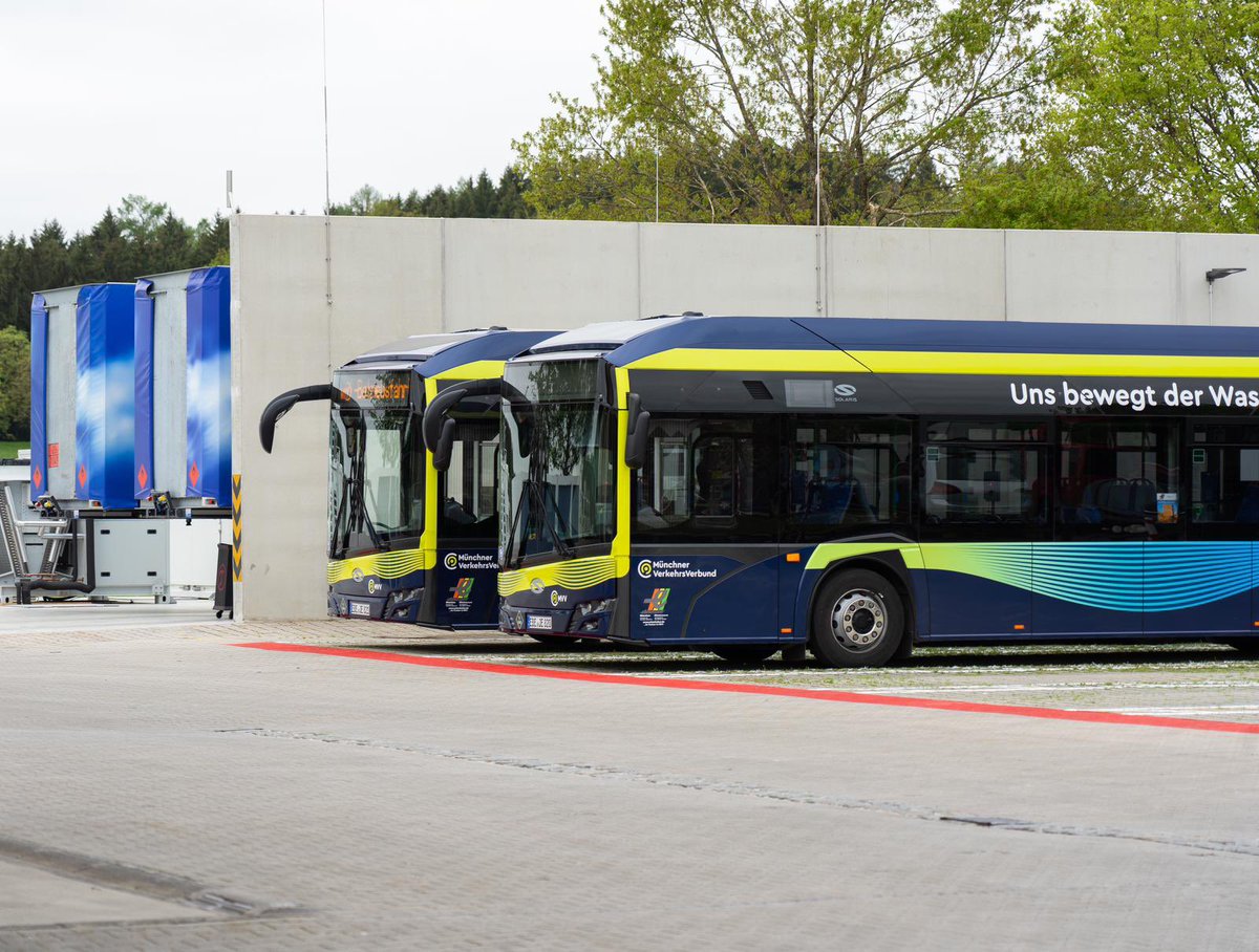 Besuch Wasserstofftankstelle in Glonn/Ebersberg bei Busunternehmen Ettenhuber. Sehr zufrieden mit der H2-Technik. 10 min tanken, über 500 km Reichweite. Vom Betriebsablauf her kann man mit einem Wasserstoffbus einen Dieselbus ersetzen. Anstatt 2 Dieselbussen bräuchte man aber 3