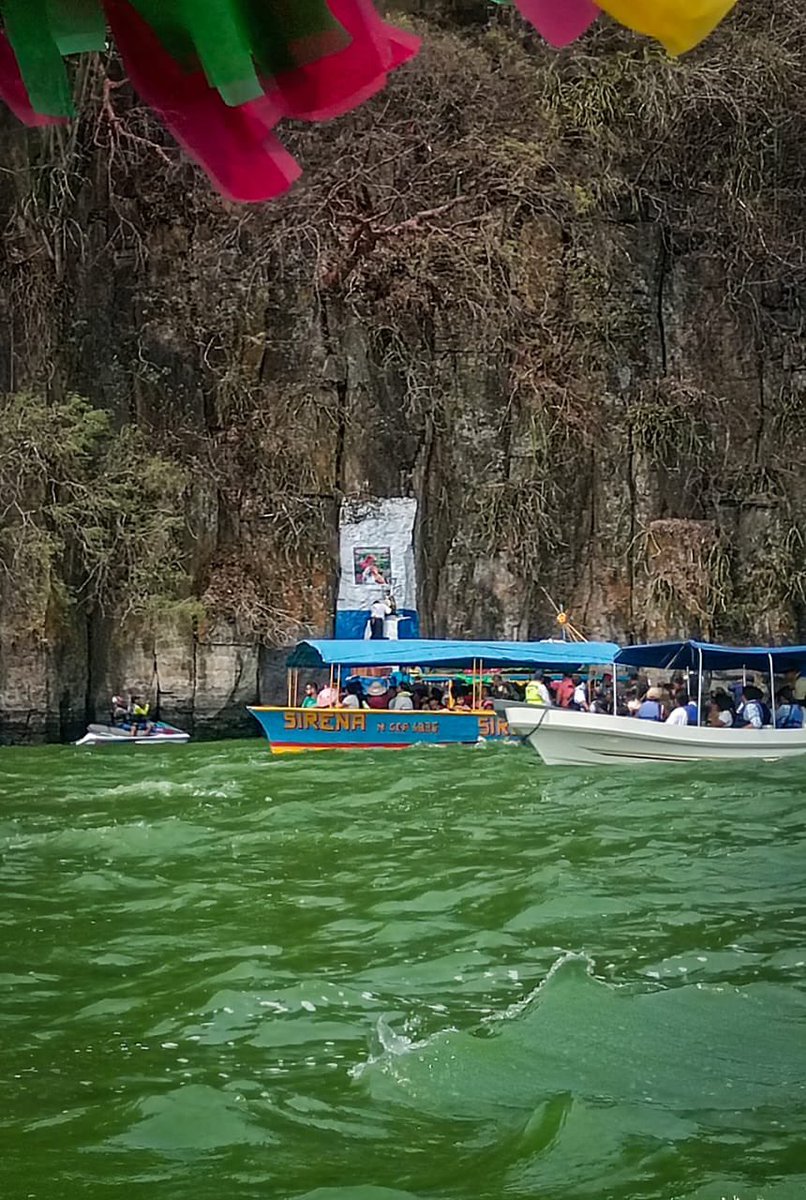 3 de Mayo día de la Santa Cruz, la espera ha terminado, 'El Zarquito' ha llegado a su silla, acompañado por cientos de fieles devotos. 

📸 Mónica Carballo

#RadioEstrella893fm
#3demayo
#Pascua2024