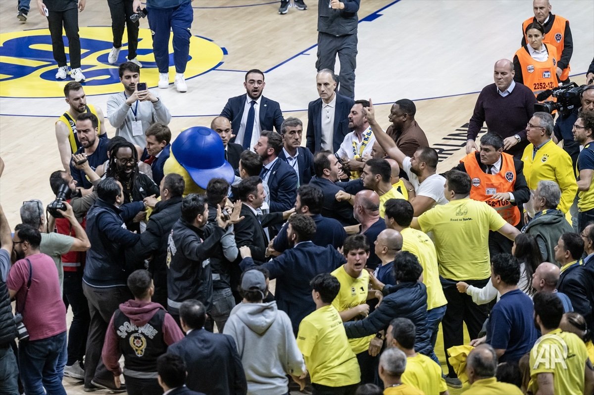 Fenerbahçe Beko-AS Monaco maçı sonrası konuk takım oyuncuları ile taraftarlar arasında gerginlik yaşandı. Yaşanan arbedeye Ali Koç'un oğlu da karıştı. [AA]