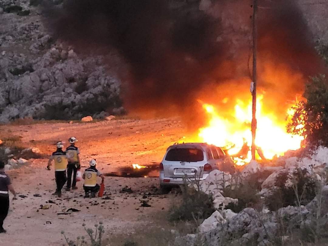 Regime forces targeted a civilian car with a guided missile next to a football field in the Sheikh Barakat mountain area in the city of Darat Azza, west of #Aleppo, causing its destruction and complete burning. The #WhiteHelmets inspected the place. No civilian casualties.