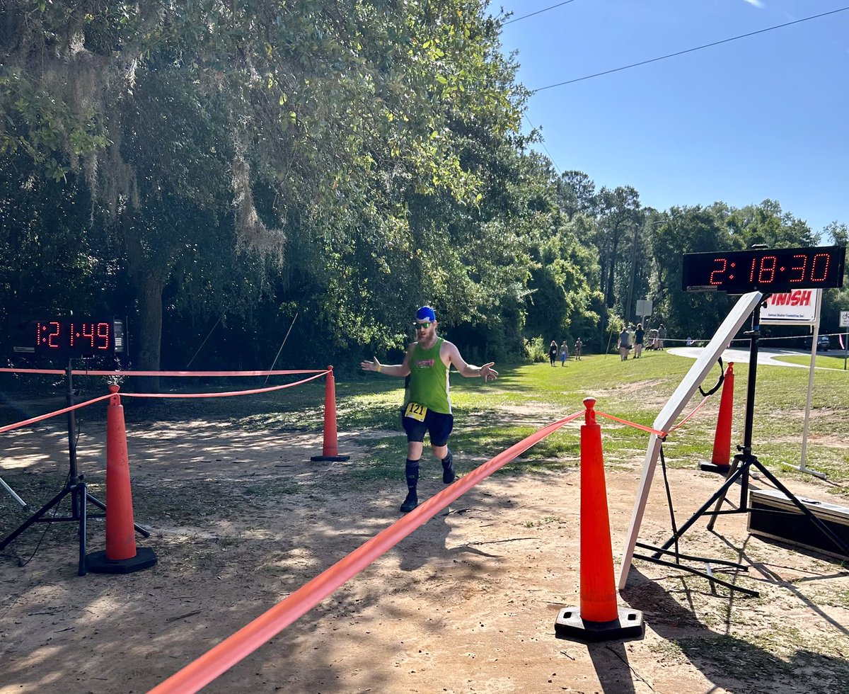 Cruisin’ into the weekend and looking forward to another trek through the dirt at @ASFTally’s Tails & Trails tomorrow. 

📷: @biggirl_biggoal from last year’s finish.

#teamnuun #HSHive #PROAlumni #SquirrelsNutButter #TeamROADiD #TeamULTRA #LeagueOfGarmin #shokzstar #RunChat

1)