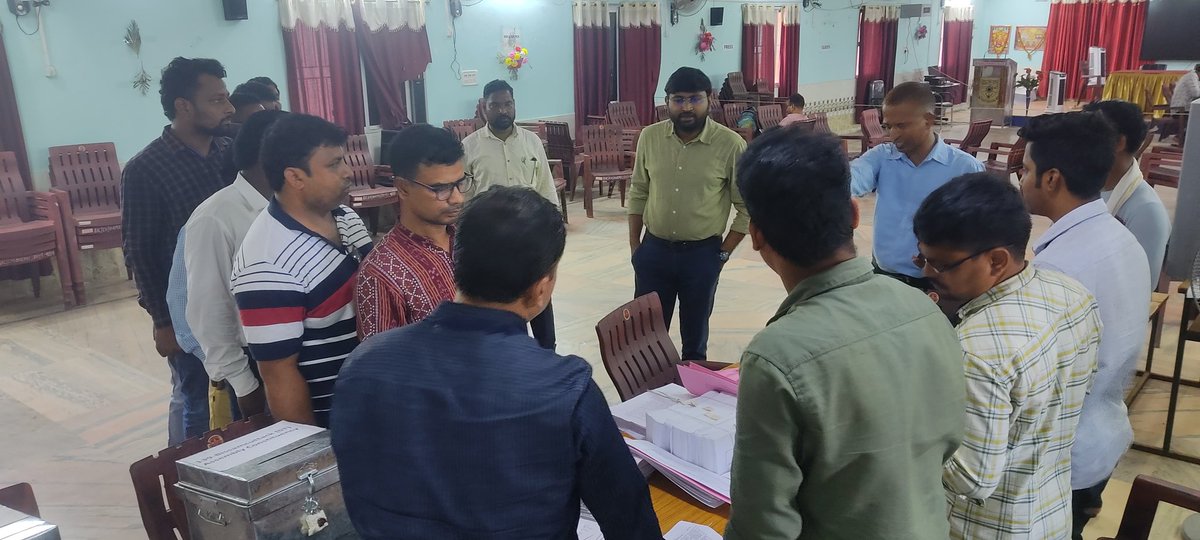 DEO & Collector, Rayagada visited the 2nd Round Training Programme of Polling Personnel held at Rayagada Autonomous College, Rayagada. #rayagadavoteson13may #election2024 @ECISVEEP @IPR_Odisha @OdishaCeo