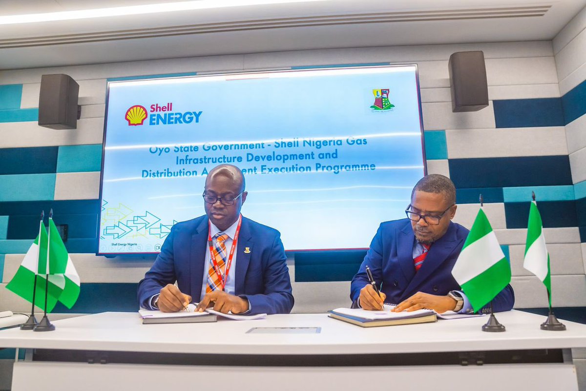 Governor @seyiamakinde Signs Investment Agreement with Shell Nigeria Gas Infrastructure Development and Distribution project- 

We were in London to sign the final investment agreement for the Oyo State Government-Shell Nigeria Gas Infrastructure Development and Distribution…