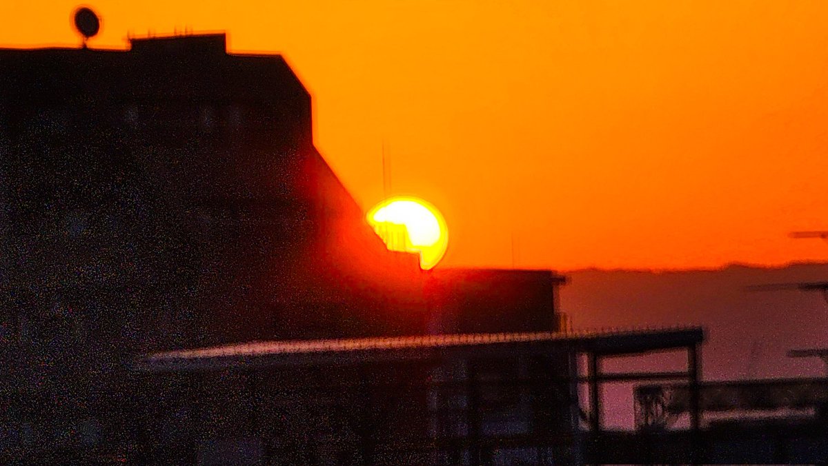 🔴おはよう、Twitter‼️ 今日の仕事はお休みです 自宅から、日の出を撮影 今朝の太陽パワーをお届けします☀ 今日もよろしくお願いします 良い１日を(*´︶`*)ﾉ （大阪市 2024年5月4日 5時15分） #スマホ写真  #イマソラ #写真好きな人と繋がりたい
