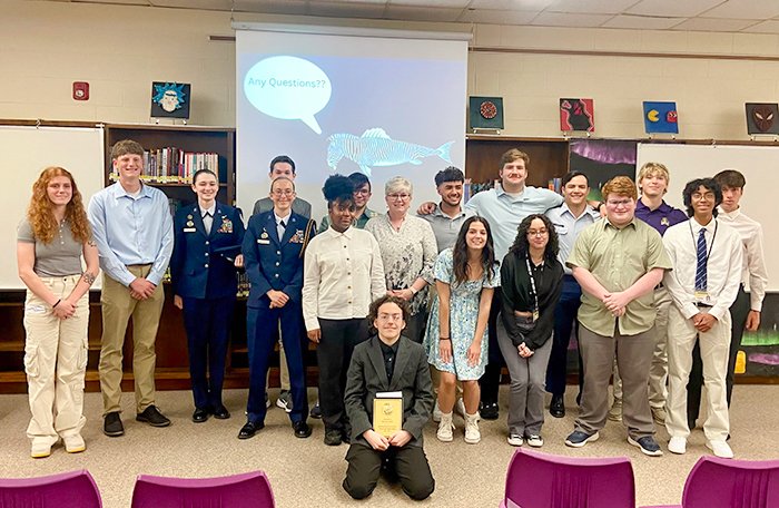 Students in @MenchvilleHS's Honors Research and Applications in Cellular Processes class presented their spring research projects. 🧪🧬 Read about their work with zebrafish: bit.ly/3UpPseS 🐟 #NNPSProud