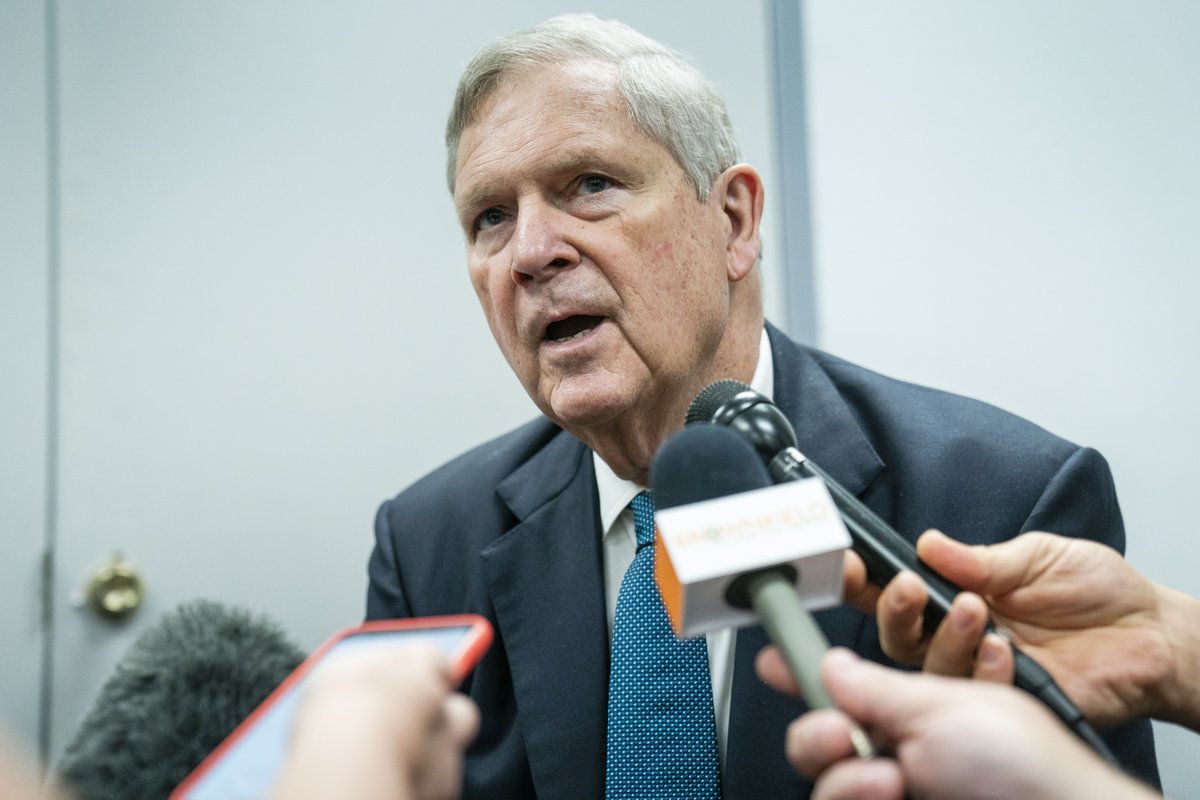 Speaking with reporters after today's event in Venice, @SecVilsack & @RepNikkiB said they're steadfast in their support for SNAP benefits — as farm bill negotiations ramp back up. Some Republicans have proposed cuts. More to come @stlpublicradio & @HarvestPM. 📷: @erjlee