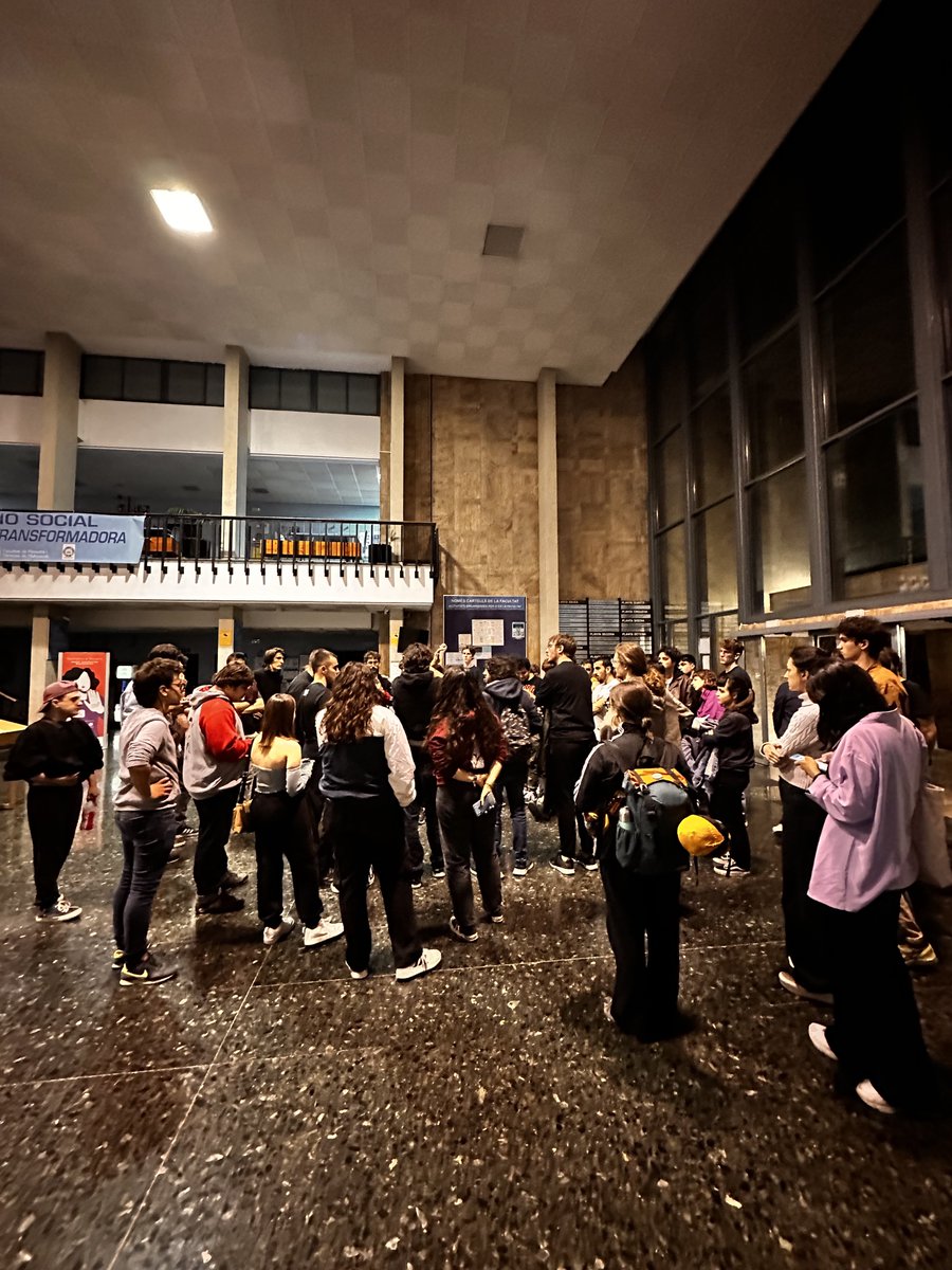 ⚠️ ENS QUEDEM ⚠️

Companyes, moltes gràcies a totes pel suport i per la difusió. 

L’Acampada Palestina UV CONTINUA! No marxem. 

Tot i que no tenim l’autorització de la degana de la Facultat, gràcies a la pressió no han cridat a la poli.

Que visca la lluita del poble palestí 🇵🇸