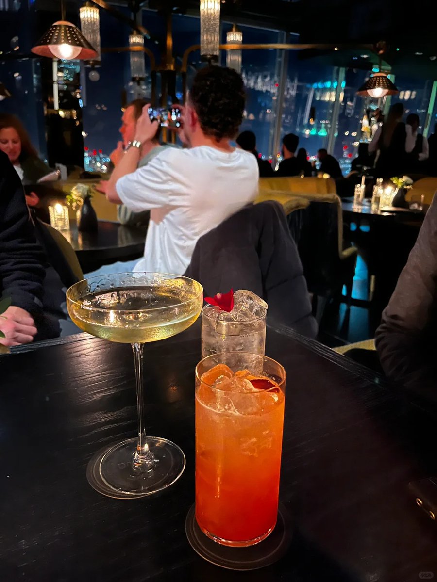 011Flopy's tweet image. "Cool friends, cool drinks, cool vibes."