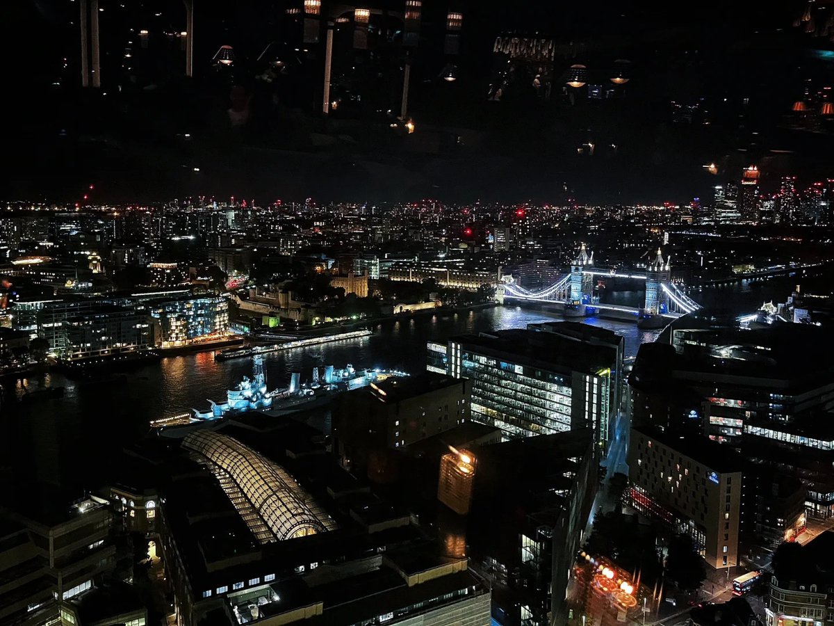 011Flopy's tweet image. "Cool friends, cool drinks, cool vibes."