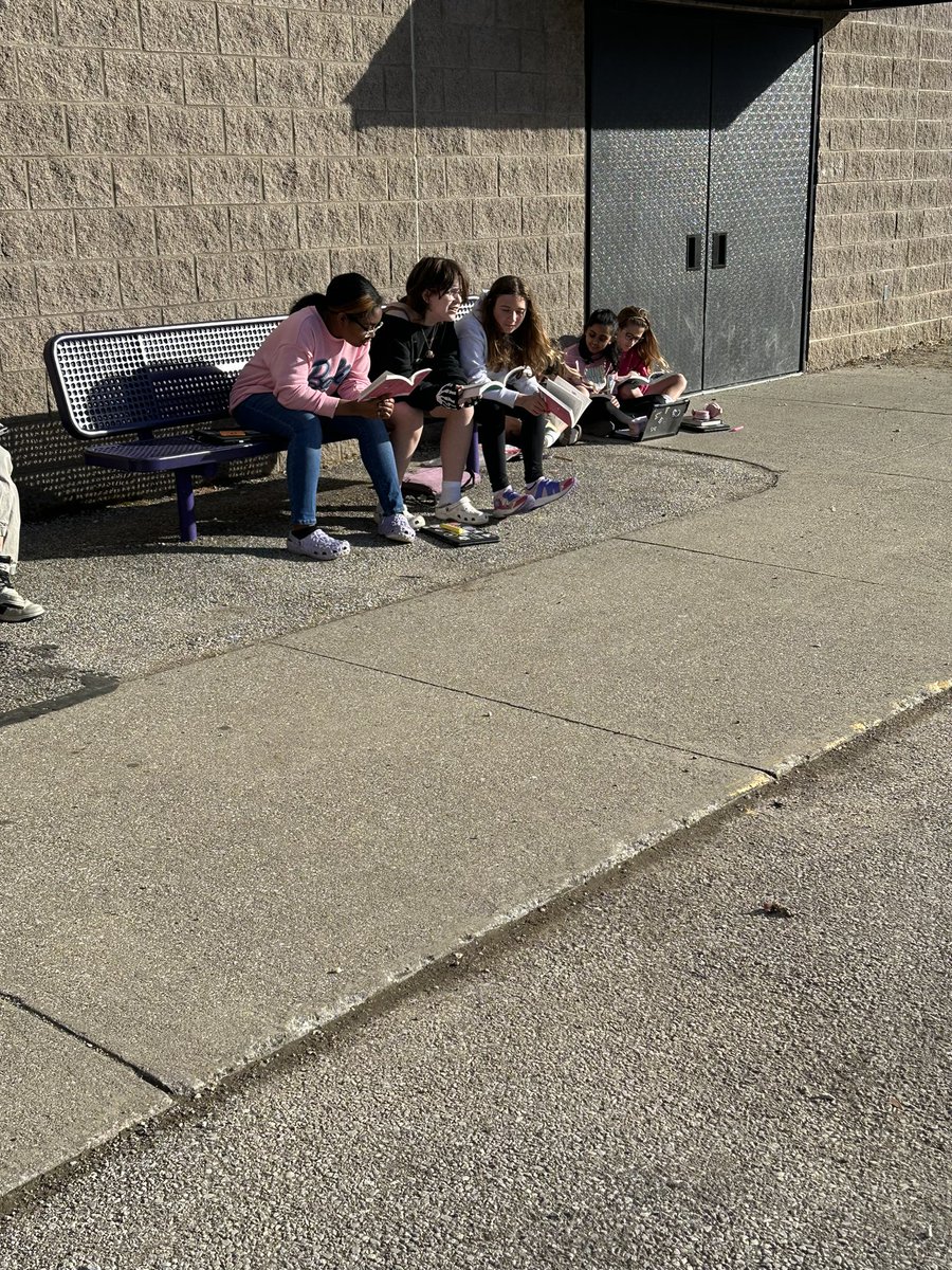 mrsjohnsonNRES's tweet photo. We took advantage of the beautiful weather Thursday and did our ELA novel study work outside! ☀️🤩 #NRInspiregreat  #rulingtheskies https://t.co/OgQE5PdTDx