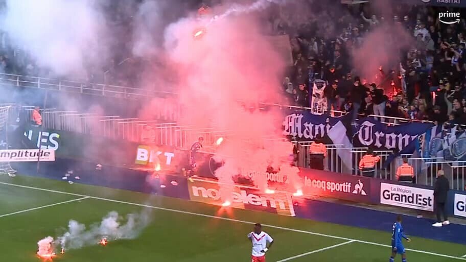 Ligue 2: scènes violentes lors de Troyes-Valenciennes, définitivement arrêté à cause de jets de fumigènes l.bfmtv.com/QOJ0