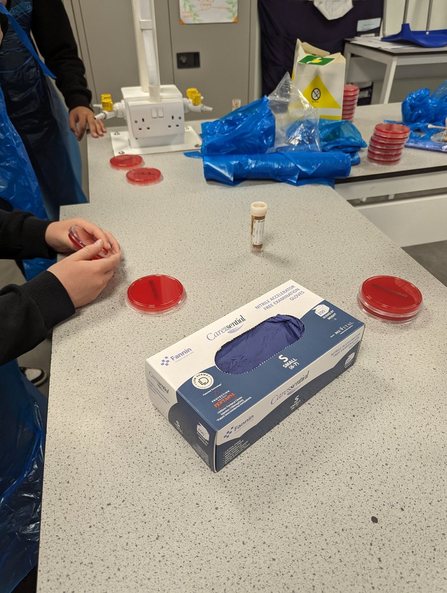 Big thank you to Fiona and Carol who came to speak to some of our S1 scientists this week about their roles @NHSLothianMedEd. We had great fun learning how to streak 'fecal samples' (Nutella) and identifying microbes from agar plates! #NHSCareers #STEM #ICHS @InveralmondC