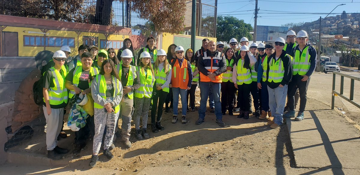 Hoy comenzó trabajo en terreno de estudiantes de @uvalpochile, quienes realizarán la inspección técnica preliminar de las viviendas de emergencia ya instaladas en las zonas afectadas por el pasado incendio forestal en las comunas de #ViñadelMar, #Quilpué y #VillaAlemana.
El…