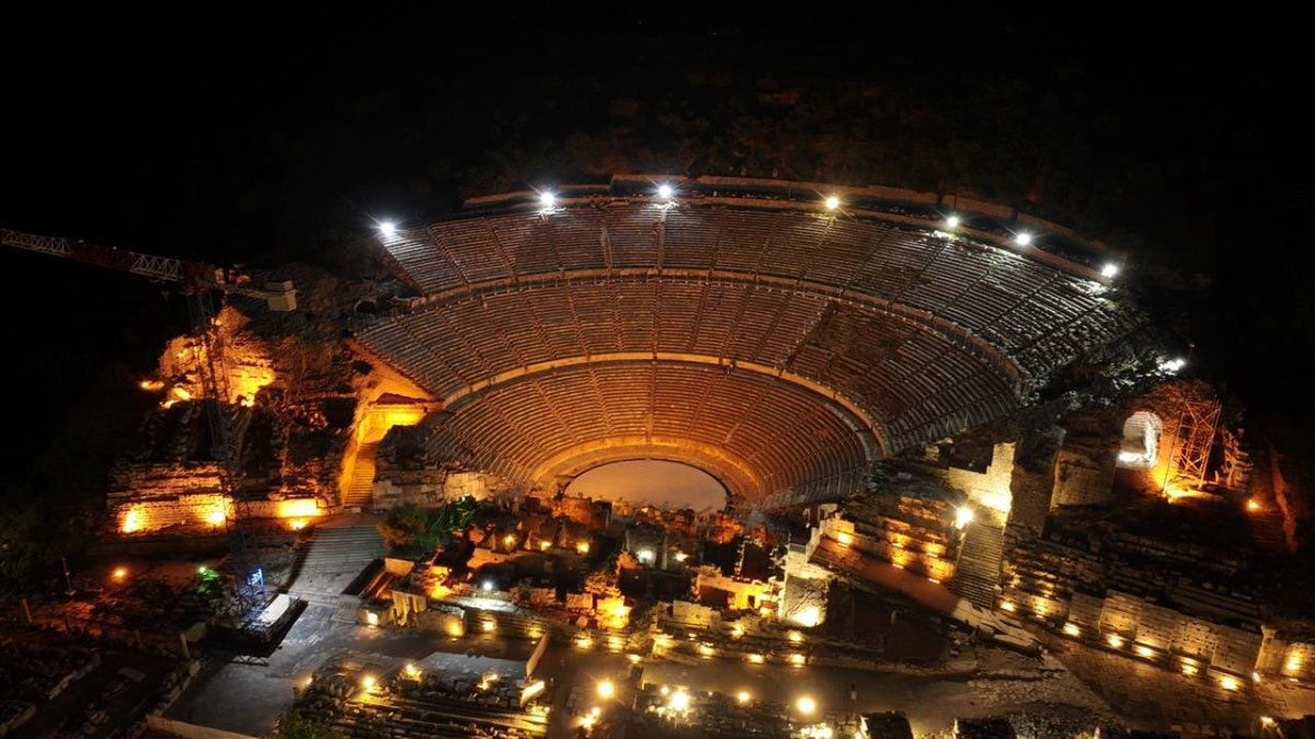 Gece müzeciliği uygulaması kapsamında ziyarete açılan İzmir, Efes Antik Kenti’e gece git.