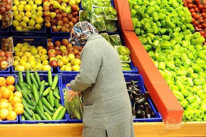 Türkiye duysun! Dünyada gıda fiyatları son bir yılda %7,4 düşerken, Türkiye'de %68,4 arttı.