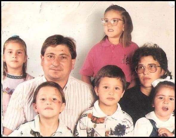 mariiangyy's tweet photo. O marido e os fillos ca super mama no ano 1993 mas o menos...todos os irmans lebanse un ano detras dos outros menos os dous ultimos que ainda nn se leban  1 ano💃🏽💃🏽Saudos dende Fisterra @luartvg #luar1395 https://t.co/rgOQgXfqbO