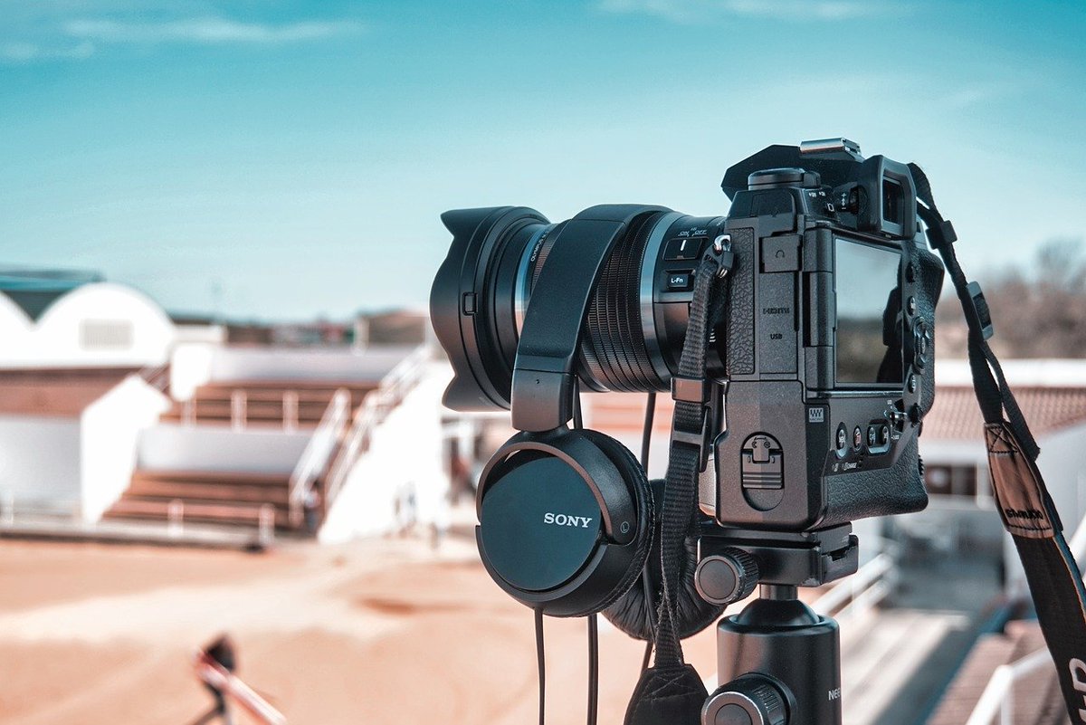 Tauchen Sie ein in die Welt der Videoproduktion mit Softwareindustrie24 und hauchen Sie Ihren Ideen Leben ein!

softwareindustrie24.de/blog/meistern-…

#Videoproduktion #AdobePremiere #Videoediting #DigitalMarketing #ContentCreation  #VisualCommunication #Softwareindustrie24 #Software #It