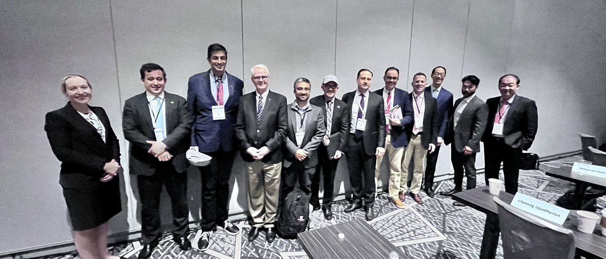 The JNS Spine Editorial Board Team! @KhoiThanMD @eapotts @thejuansuribe @JNSPG_EIC @TheJNS @AANSNeuro @JohnHShinMD