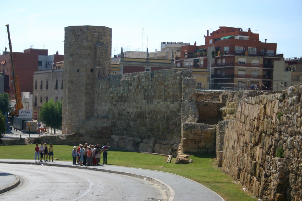 «circ» Etimologia: Del llatí 'circus' («cercle»). circ, nom masculí (plural «circs») 1. Edifici de l'antiga Roma de planta circular destinat a l'exhibició de jocs diversos. 2. Local normalment circular amb espectacles d'acrobàcia, equilibrisme, doma i pallassos. (1/2)