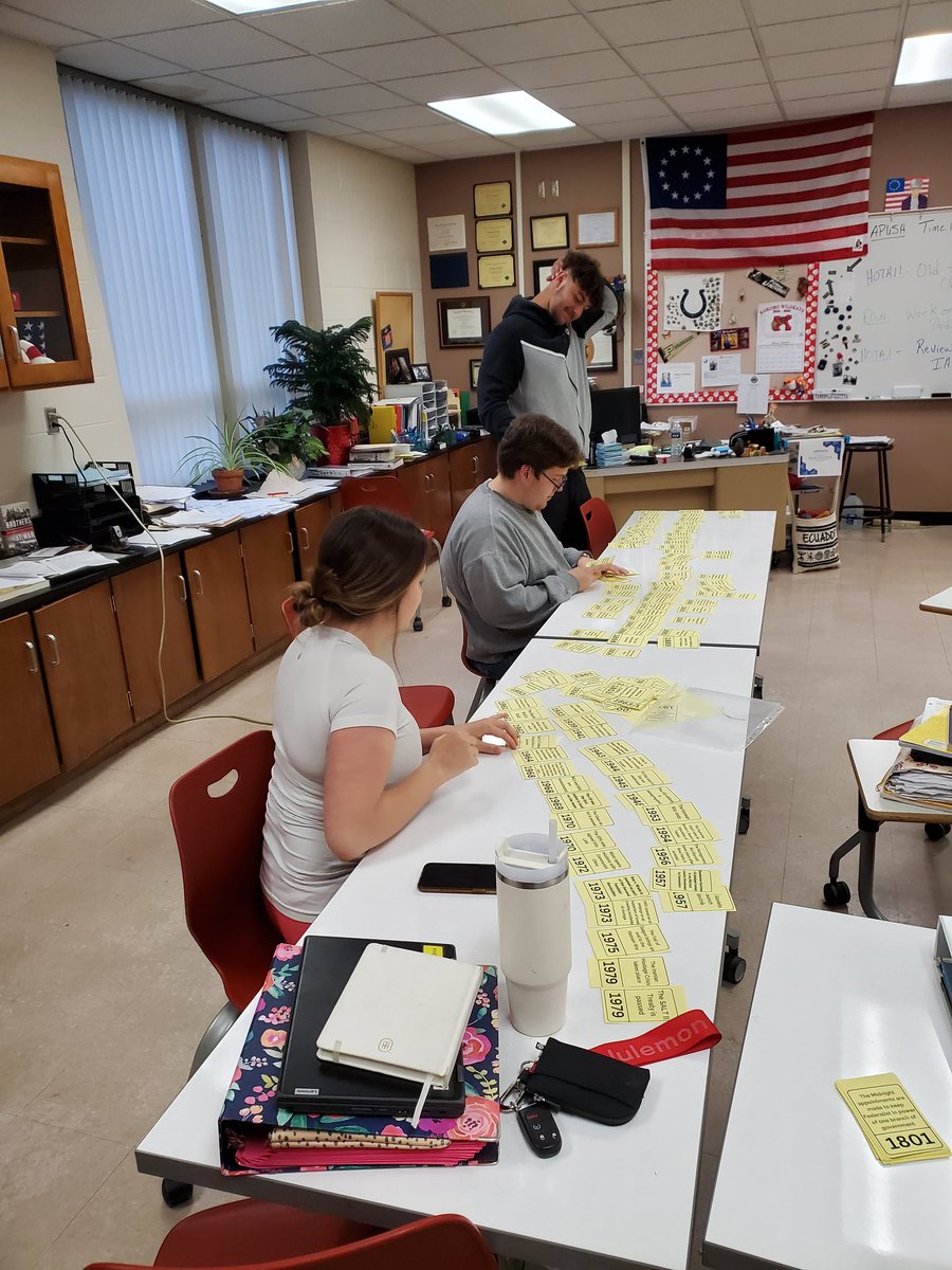 APUSH students working on a timeline of all our events and content! Great discussions! Test in 1 week! @KHS