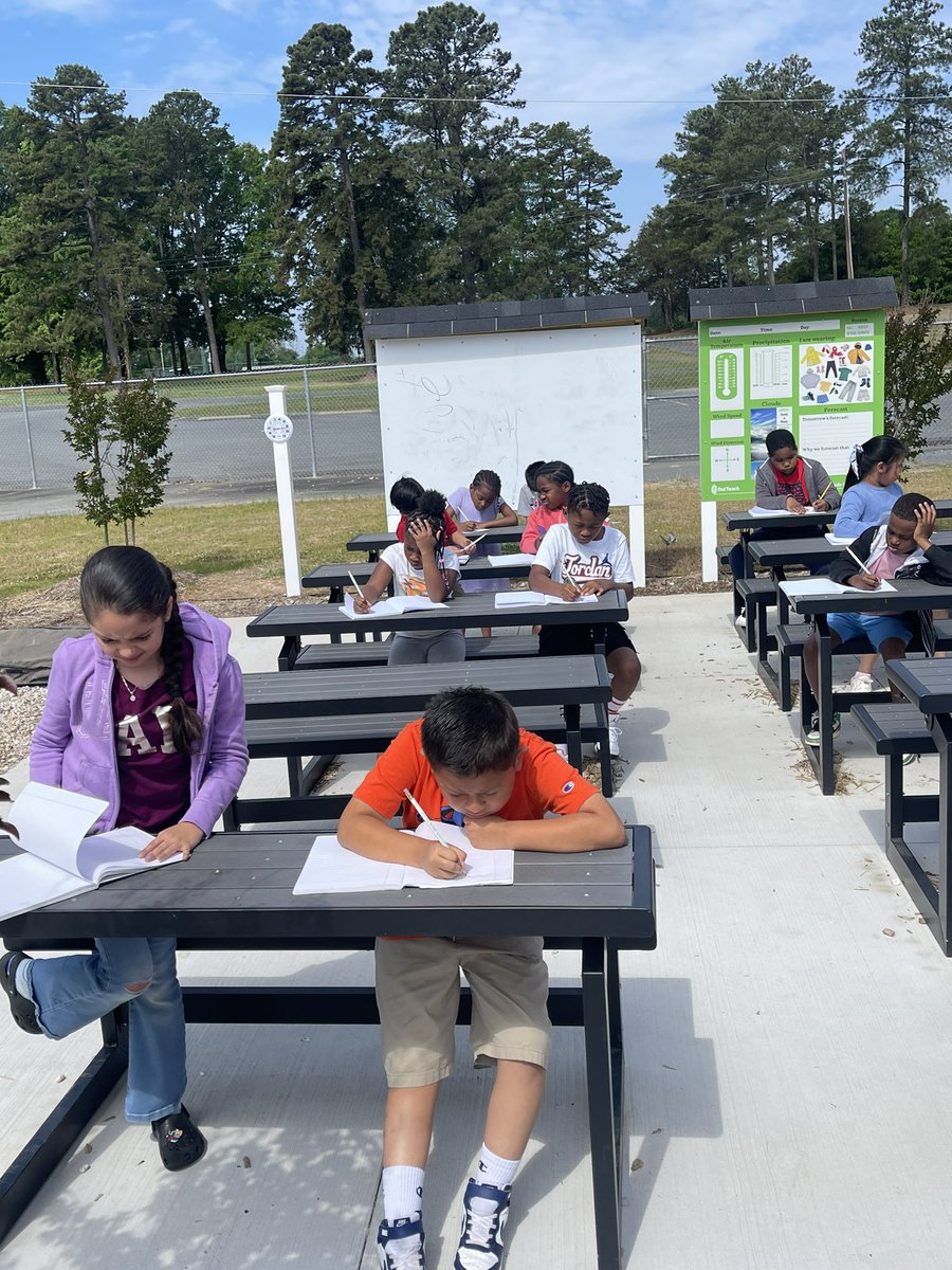 MrsMcIntyre_'s tweet photo. Second grade enjoyed the beautiful weather and outdoor classroom. #WingateAgTech @AGHoulihan @UCPSNC @WingateESNC @Renee_McKinnon1 https://t.co/7VKECCx7UO