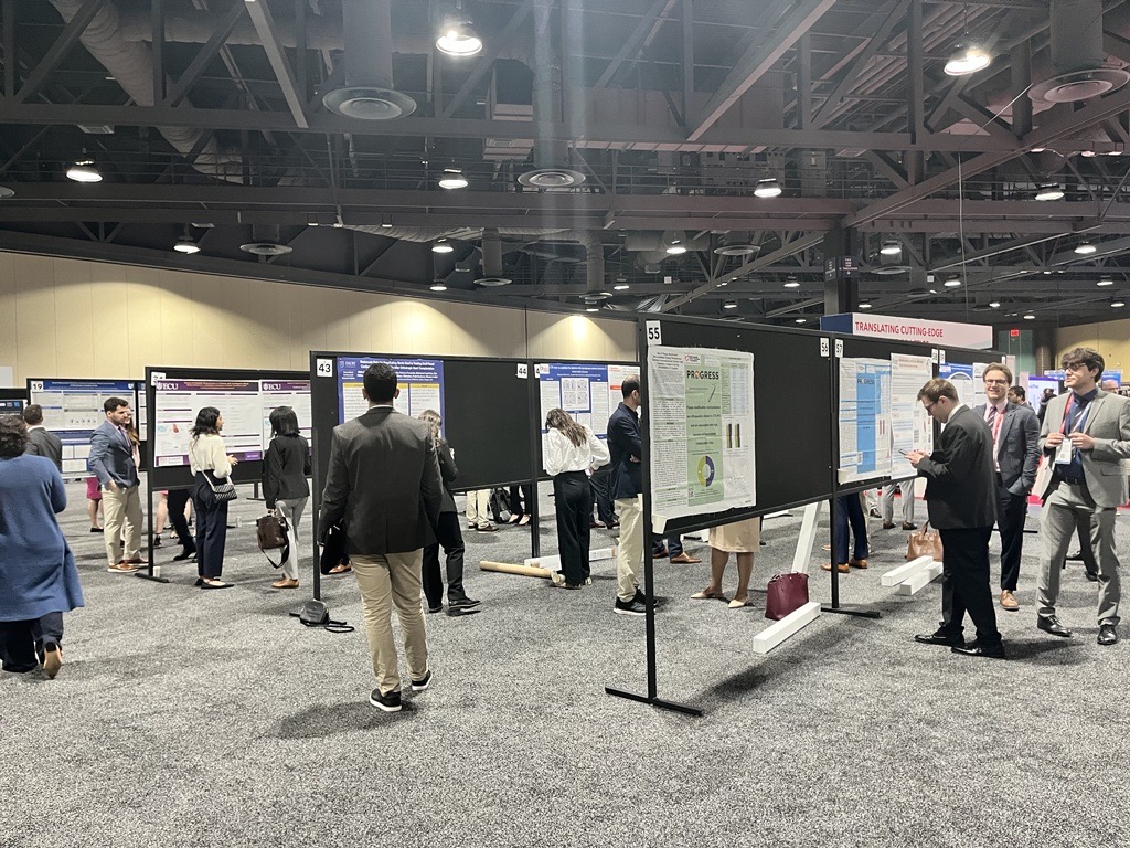 Another round of posters is on display at SCAI Central! The featured abstract presenters are queuing up for their presentations at #SCAI2024. Stop by to view the research and support your colleagues in #InterventionalCardiology! 🔬