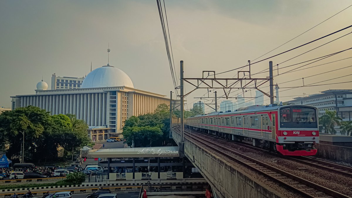 Awali pagi dengan doa serta semangat, semoga hari ini penuh berkah dan kebahagiaan. Selamat pagi dan selamat beraktivitas #RekanCommuters.