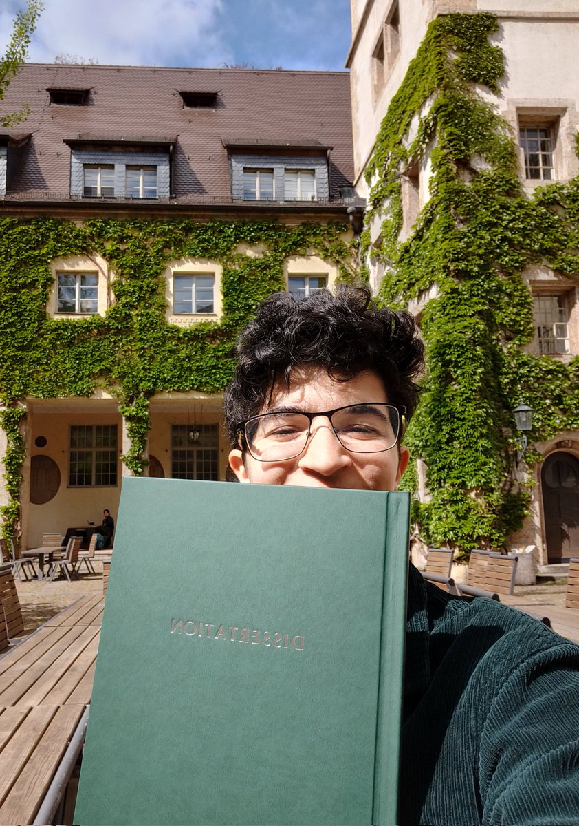 I think I'm still feeling the adrenaline rush, but it seems that I made it 😁🙌
What a cute little book after 4.5 years of hard work!
