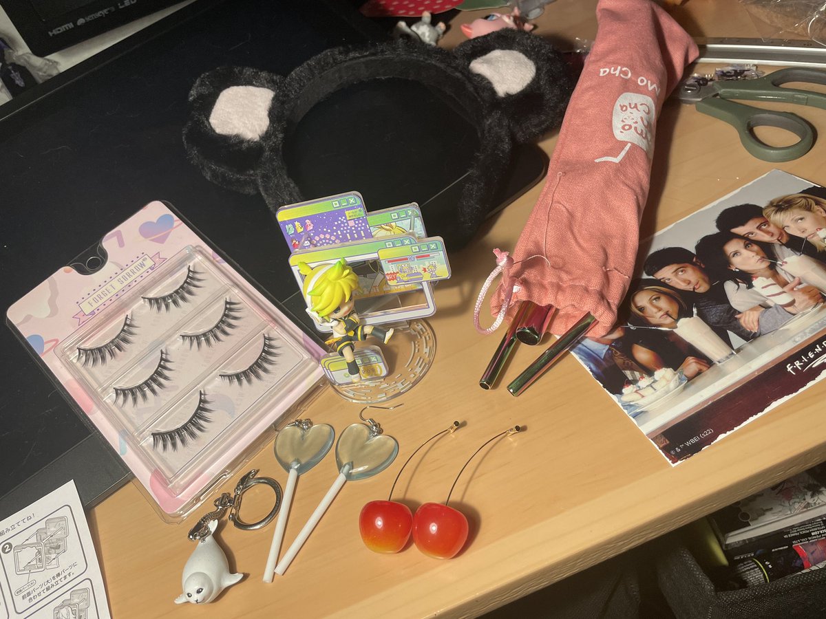 Ignore my messy desk but stuff i got on comic con today!!! Imma come tomorrow too :3 hehe