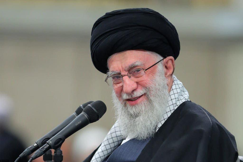 با افتخار و با صدای بلند به شاگردِ ارشدِ مذهب جعفری ع میگم 
   #لبیک_یا_خامنه_ای