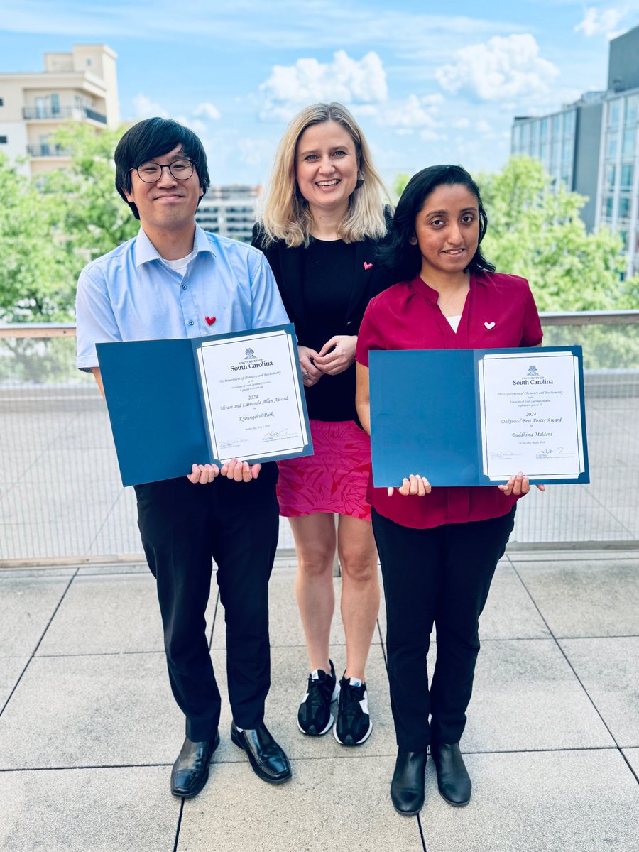 ShustovaLab's tweet photo. My 🌟🌟🌟 @Shustovalab!!! So proud and happy!💃Thank you @QianWangChem, Leslie, Myra, and @UofSC_Chem for the BEST ceremony and ending of the semester. ♥️
@UofSC_CAS @USCResearch https://t.co/cn5P6Uoe5I