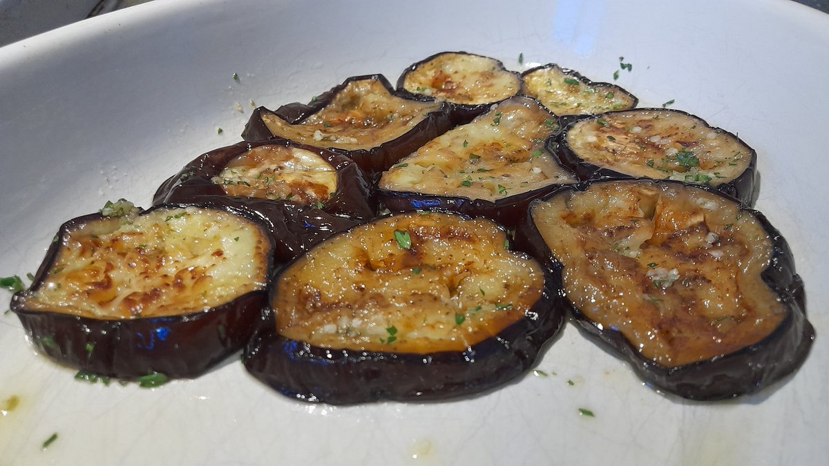 Aubergine pangebakken, vorig jaar en vandaag.

Gemarineerd met Kalamata-olijfolie, zout, peper, verse eigen bio tijm en bio knoflook.

Om morgen lauw te eten, slurp!