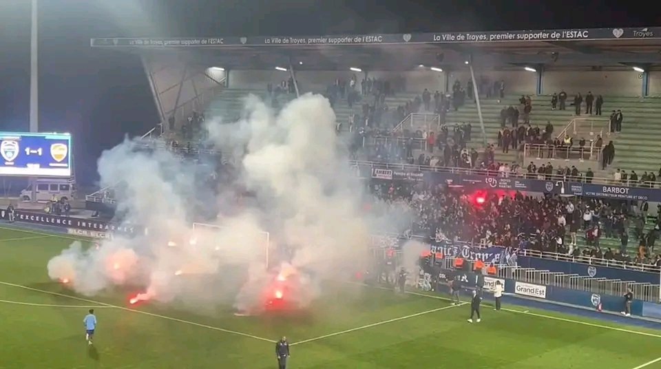 Troyes fans staged a protest against their team after they are on the verge of being relegated from Ligue 2! 

In response, players threw back pyrotechnics, resulting in the game being abandoned! 

Troyes, who are owned by City Football Group, were in Ligue 1 just last season.