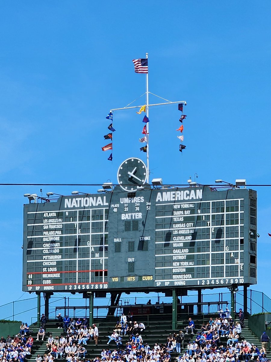 fifthandgreen's tweet photo. Day baseball @Cubs https://t.co/iG60FMpX3d