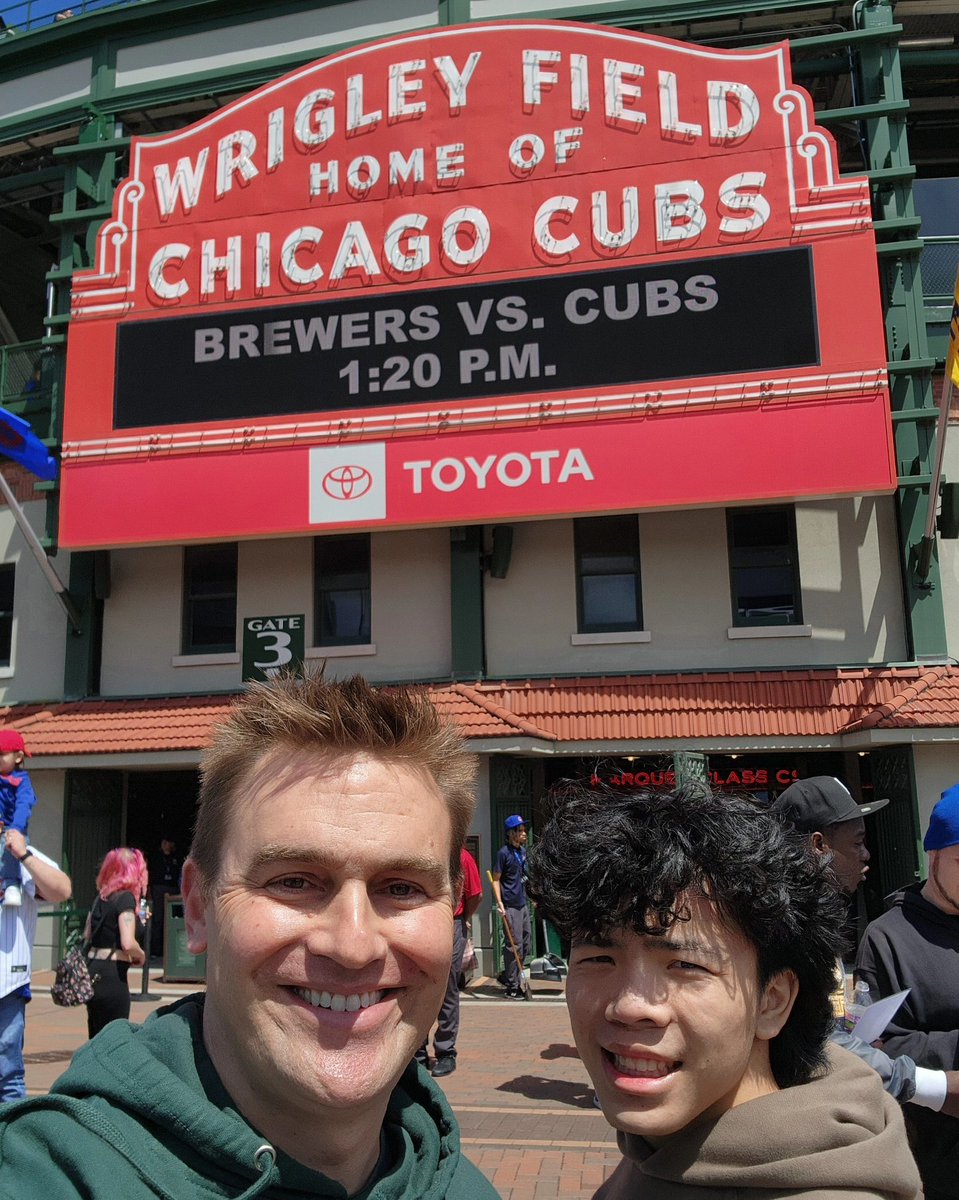 fifthandgreen's tweet photo. Day baseball @Cubs https://t.co/iG60FMpX3d
