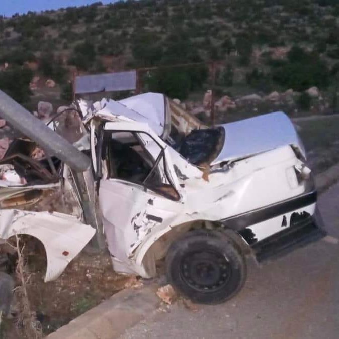 بالصورة : إصطدام سيارة بعامود على طريق عام المصنع الشام الدولي - البقاع . وقع حادث سير مروّع على طريق عام المصنع الشام الدولي - البقاع ، بحيث إصطدمت سيارة بعامود كان موضوعاً جانب الطريق المذكور ، وقد أدى هذا الحادث المروّع إلى وقوع ثلاثة جرحى تم نقلهم عبر سيارة مدنية