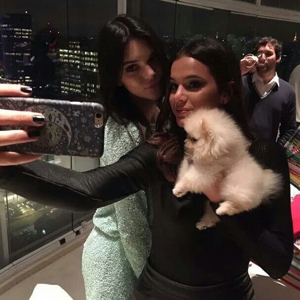 a Bruna e a Kendall assim no banheiro do Met Gala só quem viver verá