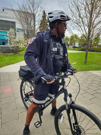 Good afternoon, #ajax! Our ASSET patrol was out today, looking out for public safety and stopping to engage with a curious resident. We hope you have an amazing weekend. @DRPSWestDiv @TownOfAjax #drps #police #cops #durham #ontario #canada #community #engagement