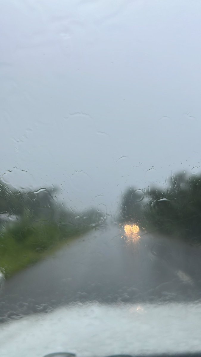 The rain not pretty in my Portland rn. Tek time on the roads please my fam ⛈️🙏🏻🇯🇲