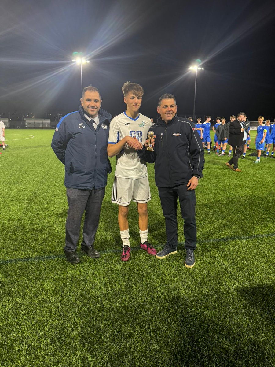 Player of the Match from our U19 1st XI League Final.. Dexter Lambert from Seaford Head. Trophy presented by our Chairman (@RossMaryan_) and MD of our headline sponsor @PremierSports
