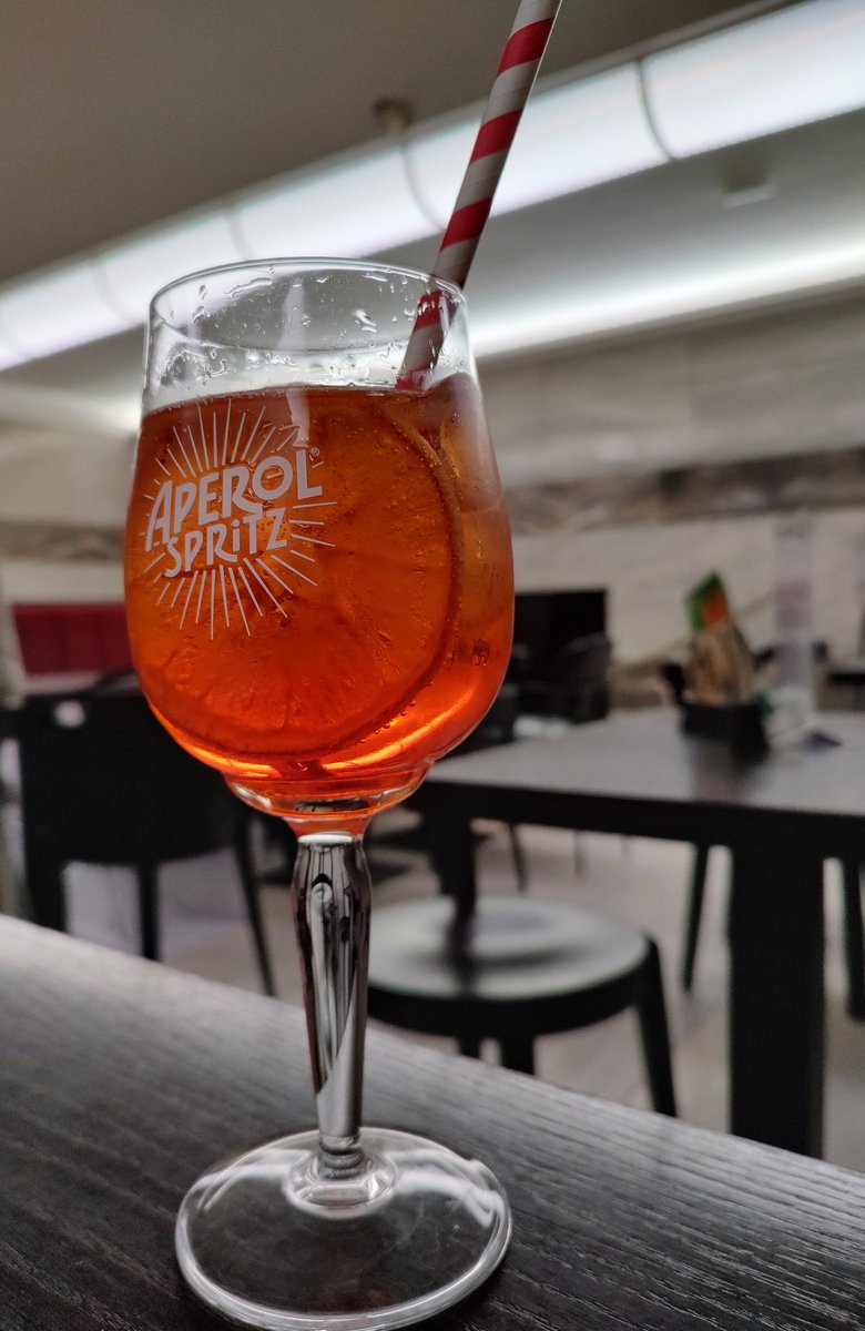 Takové to pokoncertové aperolování v oblíbené kavárně Divadla Komedie 🤗 #patek #aperolspritz #jazzmusic