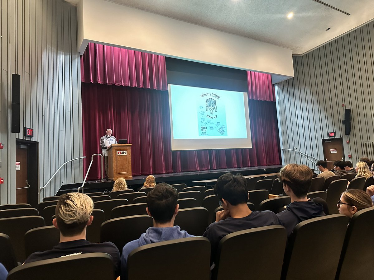 D214 multimedia students came together for Media Day at Forest View. They shared their passion in student-led sessions on sports photography, video news editing, yearbook, social media, and more!