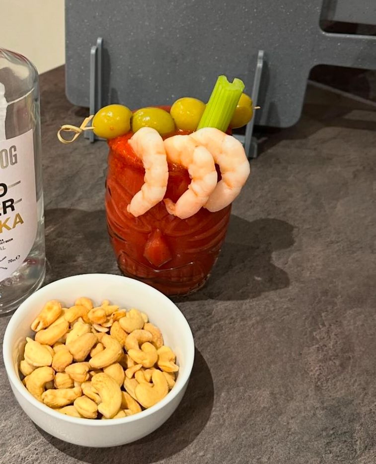 @Denise__Headley @shinani1 Hiya Denise, my #saltysnack isn’t terribly exciting today( very long day), Bloody Mary with prawns, & olives, and cashews 🥂
#HeadleyHighlight show.