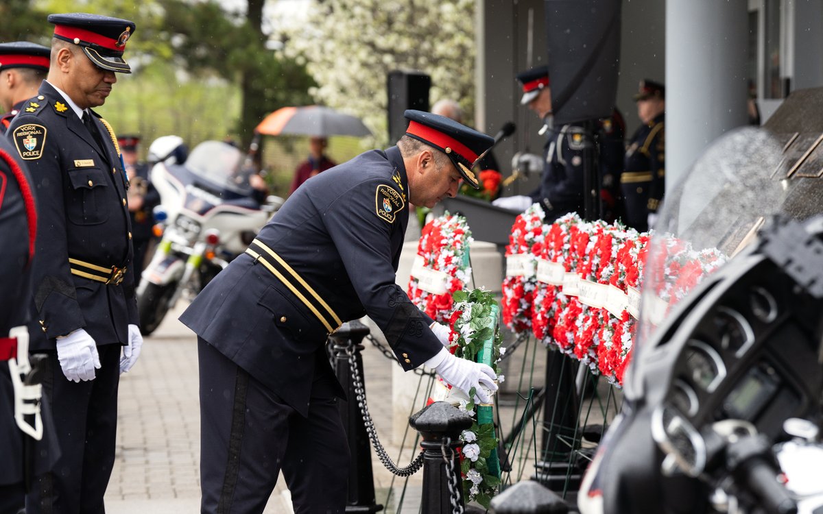 Today, we hosted our yearly police memorial service in #RichmondHill to honour our fallen members. They made the ultimate sacrifice, driven by a calling to keep others safe at all costs.

For that, we can never repay them. The very least we can do is remember them. @HeroesInLife