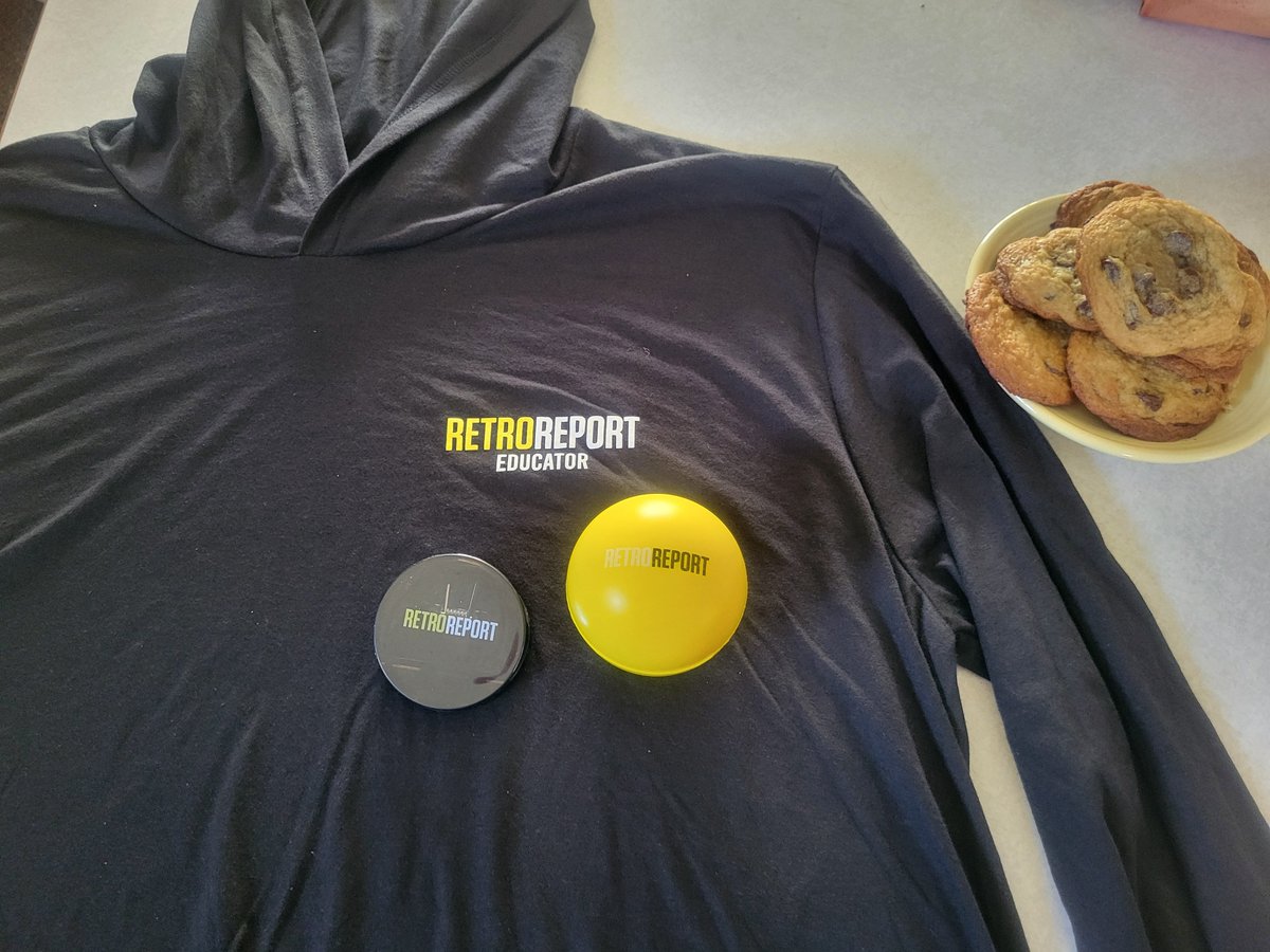 The cookies are homemade, but everything else is a gift from my friends @RetroReport! Thank you for the outstanding swag!