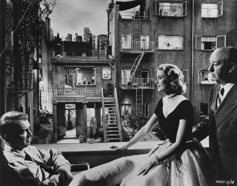 پنجره‌ای برای فضولی و چشم‌چرانی؛ آلفرد هیچکاک، گریس کلی و جیمز استوارت سر صحنه «پنجره عقبی»، ۱۹۵۴

#AlfredHitchcock
#RearWindow

#فیلم_امروز