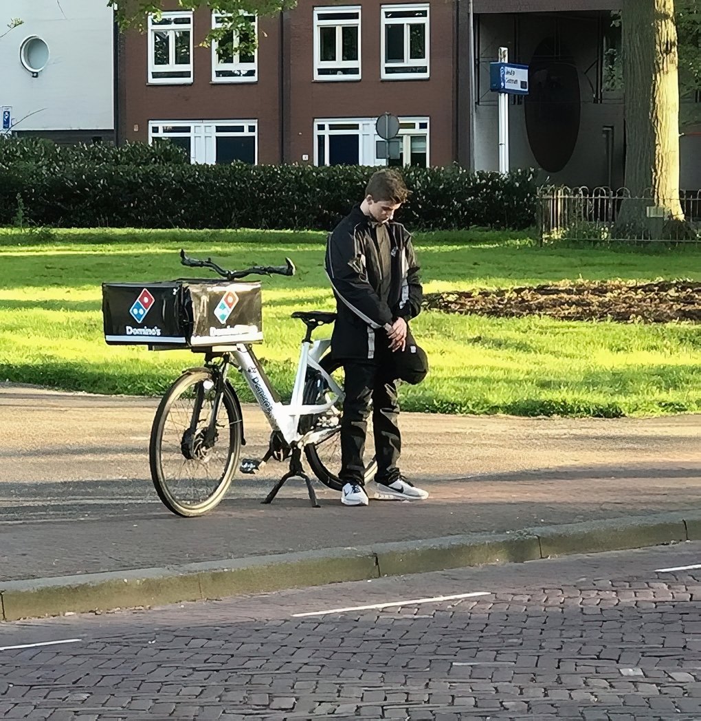 Deze ene jongen heeft de harten van vele mensen gestolen en verdient alle respect, meer dan al die Linksextremisten en Hamas sympathisanten ooit in hun hele leven zullen krijgen. Respect dwing je namelijk niet af, die verdien je!
#Dodenherdenking #4mei #2minuntenstilte #domino