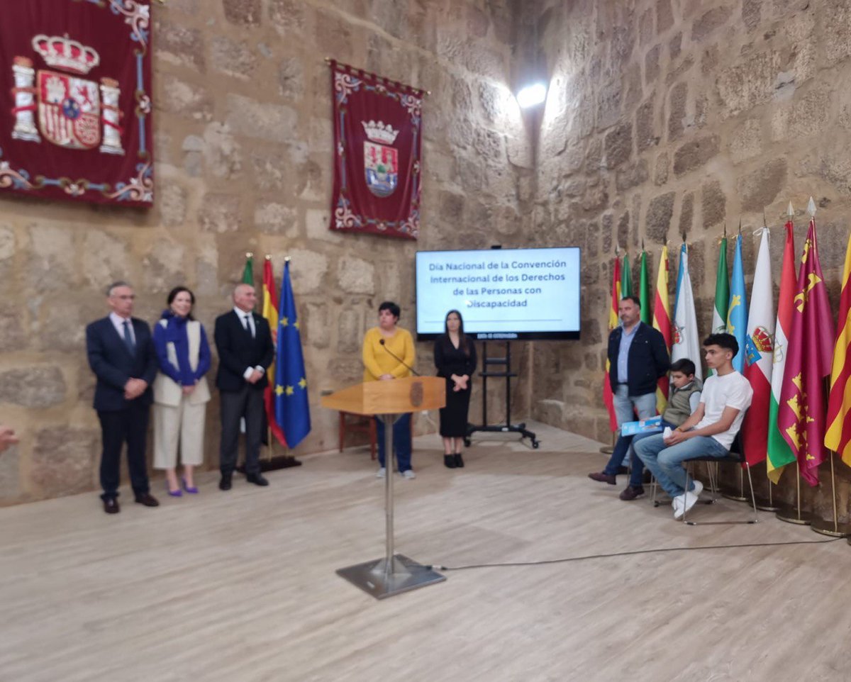 COCEMFE CÁCERES ha asistido al acto del #DíaNacionalDeLaConvenciónInternacionalDeLosDerechosDeLasPersonasConDiscapacidad. Celebrado en la sala de Banderas de la sede de la Presidencia de la Junta de Extremadura en Mérida.