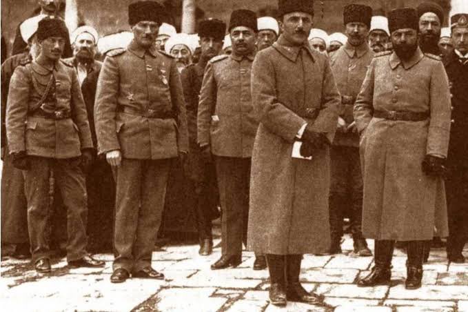 Atatürk de bizim, Enver de bizim, Karabekir de bizim, Atsız da bizim, Talat da bizim, Cemal de bizim, Fatih de bizim, Mete de bizim. Hatta Garp cephesi komutanı, ikinci dünya savaşı gizli kahramanı İnönü’yü dahi terk etmeyiz size. Biz Türk’üz. Biz Türk’ten tarafız.